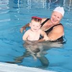 Sue Legahn beim Babyschwimmen