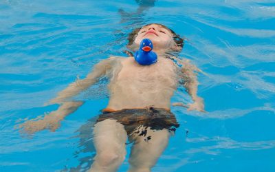 Rückenschwimmen für kleine Wasserratten – Sicherheit, Spaß und Körpergefühl