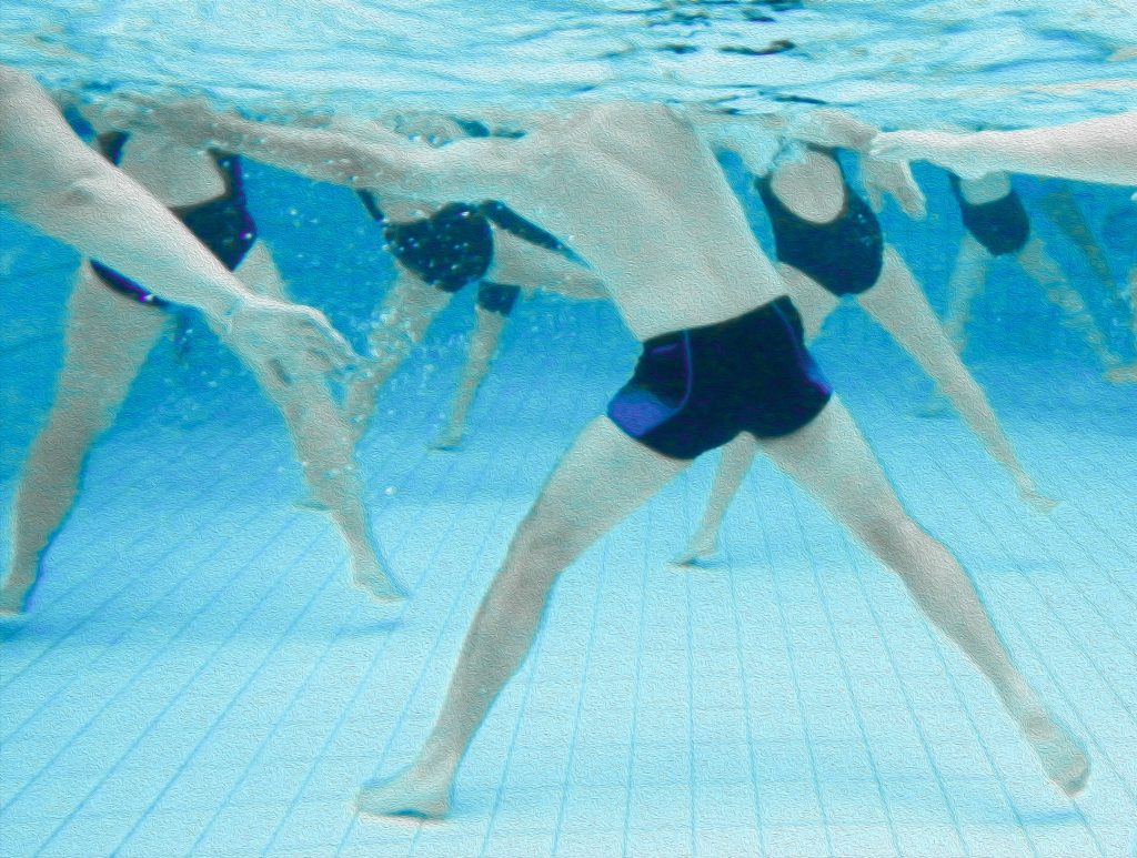 Personen im Wasser machen Sport